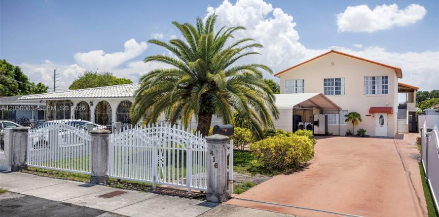 Commercial property in Miami, Florida 243.78 sq.m. № 2186379