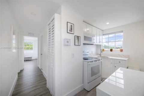 Commercial property in Miami, Florida 243.78 sq.m. № 2186379 - photo 25