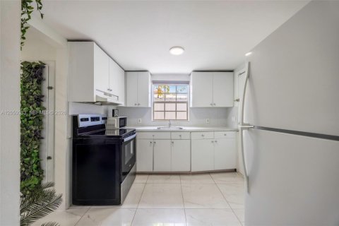 Commercial property in Miami, Florida 243.78 sq.m. № 2186379 - photo 11