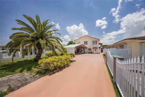 Commercial property in Miami, Florida 243.78 sq.m. № 2186379 - photo 2