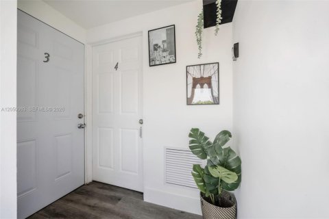 Commercial property in Miami, Florida 243.78 sq.m. № 2186379 - photo 16
