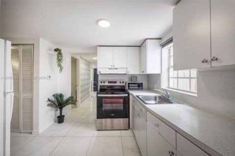 Commercial property in Miami, Florida 243.78 sq.m. № 2186379 - photo 10