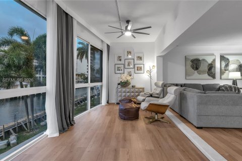 Condo in Fort Lauderdale, Florida, 2 bedrooms  № 2020712 - photo 12