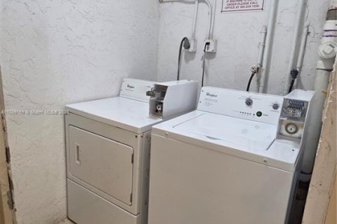 Condo in Miami, Florida, 1 bedroom  № 1951163 - photo 12