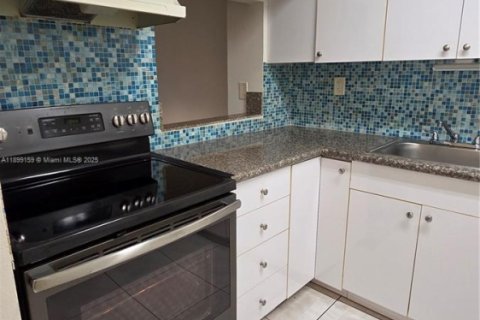 Condo in Miami, Florida, 1 bedroom  № 1951163 - photo 6