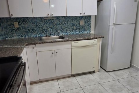 Condo in Miami, Florida, 1 bedroom  № 1951163 - photo 5