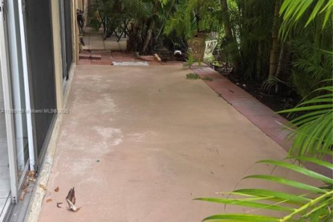 Condo in Miami, Florida, 1 bedroom  № 1951163 - photo 9