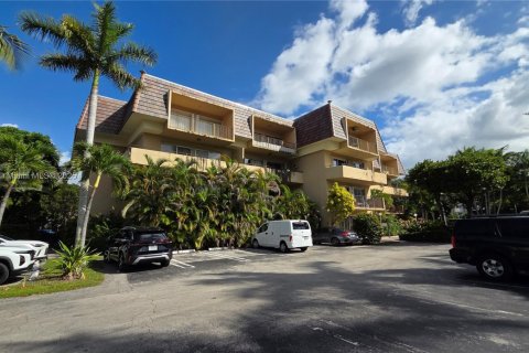 Condo in Miami, Florida, 1 bedroom  № 1951163 - photo 2