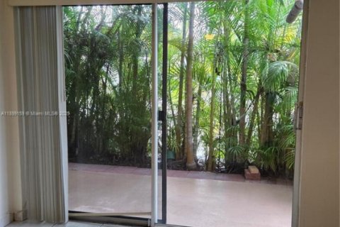 Condo in Miami, Florida, 1 bedroom  № 1951163 - photo 4