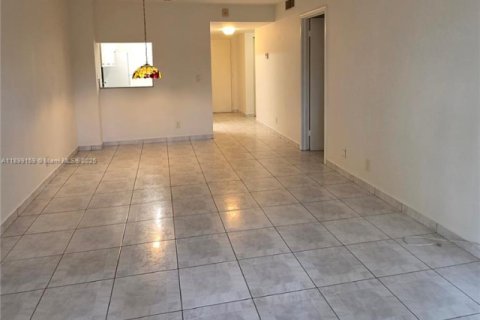 Condo in Miami, Florida, 1 bedroom  № 1951163 - photo 3