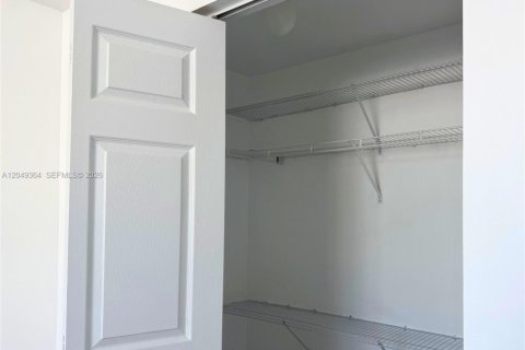 Copropriété à louer à Hollywood, Floride: 1 chambre, 75.25 m2 № 2192343 - photo 11
