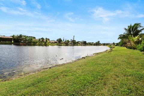 Купить виллу или дом в Пемброк-Пайнс, Флорида 4 спальни, 193.05м2, № 1977133 - фото 24