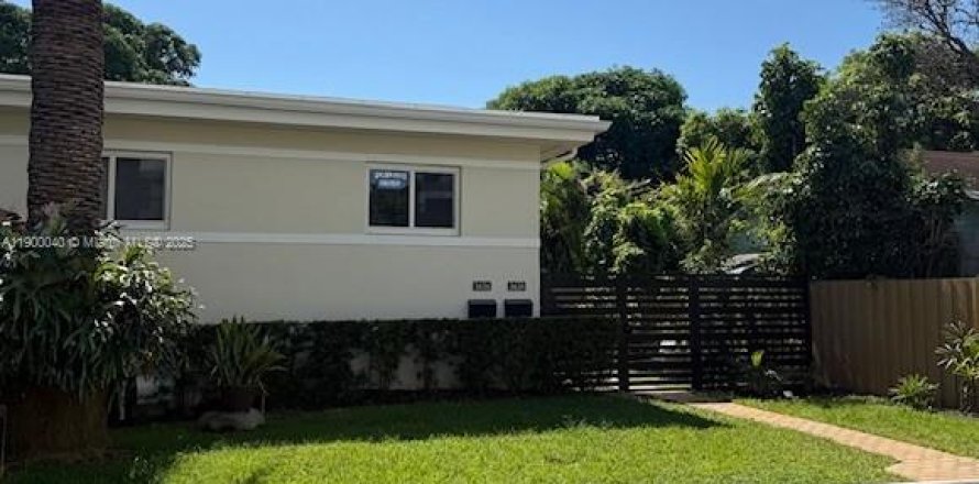 Duplex in Miami, Florida 2 bedrooms, 144.93 sq.m. № 1952634