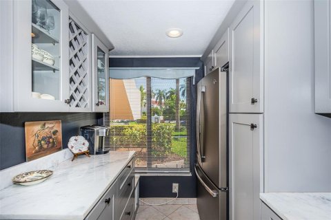 Condo in Saint Petersburg, Florida, 2 bedrooms  № 1122371 - photo 2