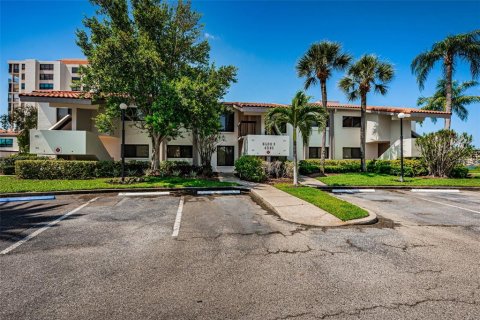 Condo in Saint Petersburg, Florida, 2 bedrooms  № 1122371 - photo 1
