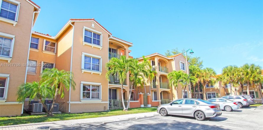 Condo à Doral, Floride, 3 chambres  № 1988653