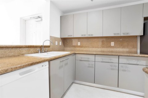 Copropriété à louer à Doral, Floride: 3 chambres, 118.08 m2 № 1988653 - photo 5