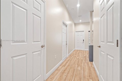 Casa en venta en Pembroke Pines, Florida, 3 dormitorios, 190.82 m2 № 1787064 - foto 5