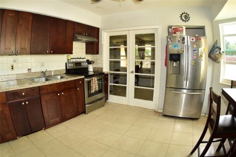 Casa en venta en Hollywood, Florida, 3 dormitorios, 177.72 m2 № 1984152 - foto 2