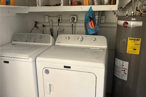 Casa en venta en Hollywood, Florida, 3 dormitorios, 177.72 m2 № 1984152 - foto 19