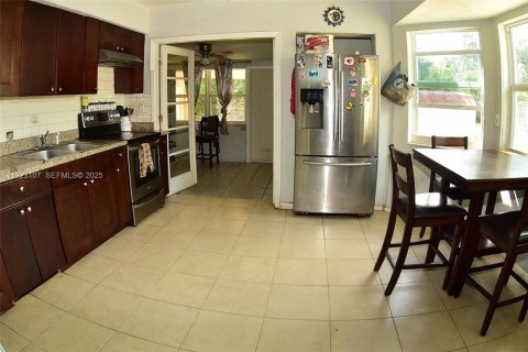 Casa en venta en Hollywood, Florida, 3 dormitorios, 177.72 m2 № 1984152 - foto 4