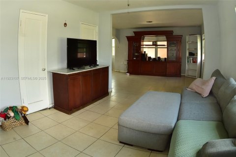 Casa en venta en Hollywood, Florida, 3 dormitorios, 177.72 m2 № 1984152 - foto 5