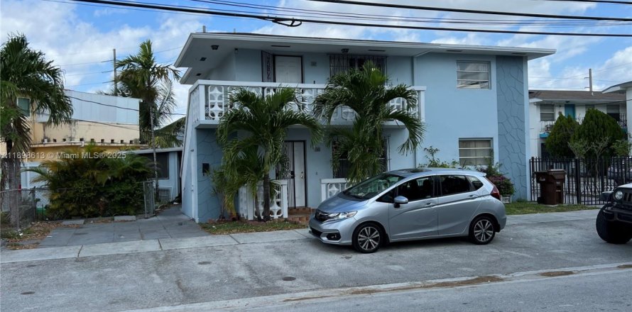 Duplex in Hialeah, Florida 2 bedrooms, 178.28 sq.m. № 1952891