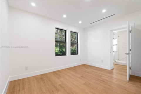 House in Biscayne Park, Florida 4 bedrooms, 228.54 sq.m. № 1464890 - photo 25