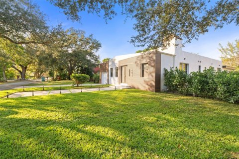 House in Biscayne Park, Florida 4 bedrooms, 228.54 sq.m. № 1464890 - photo 3