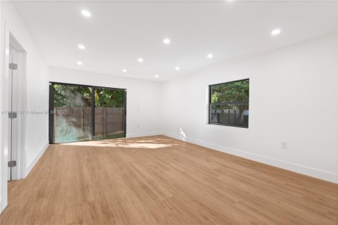 House in Biscayne Park, Florida 4 bedrooms, 228.54 sq.m. № 1464890 - photo 24
