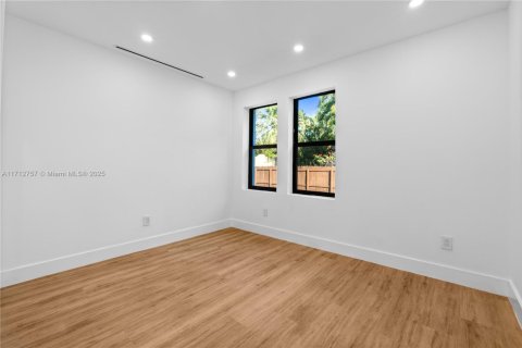 House in Biscayne Park, Florida 4 bedrooms, 228.54 sq.m. № 1464890 - photo 23