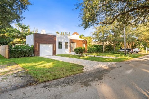 House in Biscayne Park, Florida 4 bedrooms, 228.54 sq.m. № 1464890 - photo 2