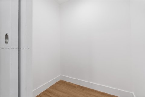 House in Biscayne Park, Florida 4 bedrooms, 228.54 sq.m. № 1464890 - photo 28