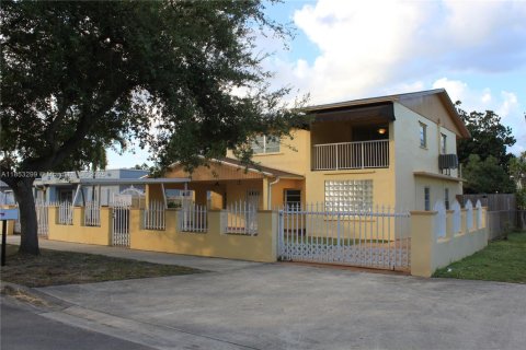 Condominio en alquiler en Hialeah, Florida, 2 dormitorios, 92.9 m2 № 1871691 - foto 1