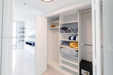 Condo in Miami, Florida, 2 bedrooms № 2076575 - photo 3