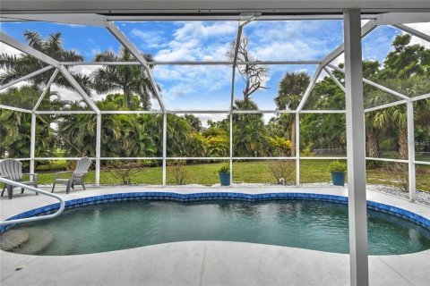 House in Punta Gorda, Florida 3 bedrooms, 177.91 sq.m. № 2149203 - photo 2