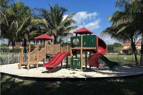 Townhouse in Miramar, Florida 3 bedrooms, 121.33 sq.m. № 2025023 - photo 8