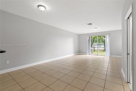 Townhouse in Miramar, Florida 3 bedrooms, 121.33 sq.m. № 2025023 - photo 16