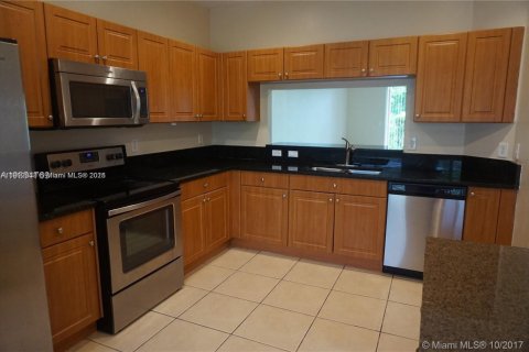 Townhouse in Miramar, Florida 3 bedrooms, 121.33 sq.m. № 2025023 - photo 2