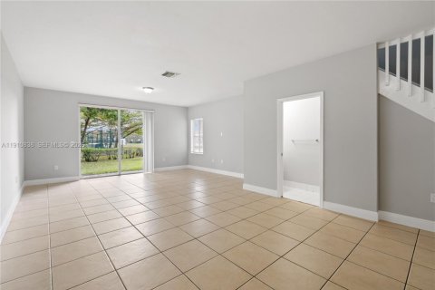 Townhouse in Miramar, Florida 3 bedrooms, 121.33 sq.m. № 2025023 - photo 17
