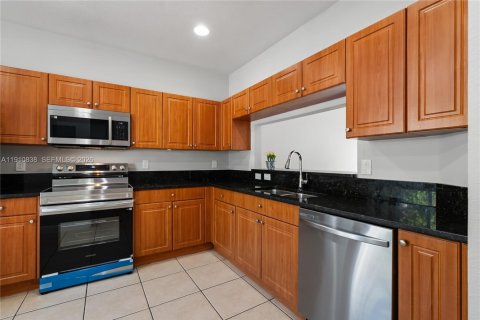 Townhouse in Miramar, Florida 3 bedrooms, 121.33 sq.m. № 2025023 - photo 11