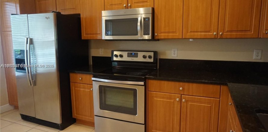 Townhouse in Miramar, Florida 3 bedrooms, 121.33 sq.m. № 2025023