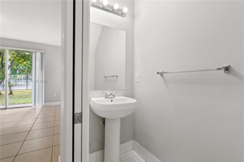 Townhouse in Miramar, Florida 3 bedrooms, 121.33 sq.m. № 2025023 - photo 21