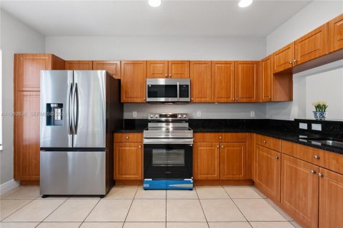 Townhouse in Miramar, Florida 3 bedrooms, 121.33 sq.m. № 2025023 - photo 12