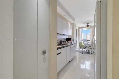 Condominio en venta en Aventura, Florida, 3 dormitorios, 181.16 m2 № 1963511 - foto 18