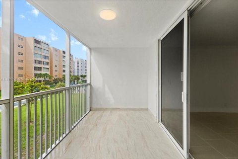 Condominio en venta en Hallandale Beach, Florida, 2 dormitorios, 101.45 m2 № 1930870 - foto 23