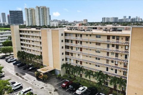 Condominio en venta en Hallandale Beach, Florida, 2 dormitorios, 101.45 m2 № 1930870 - foto 28