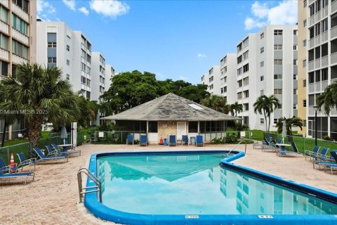 Condominio en venta en Hallandale Beach, Florida, 2 dormitorios, 101.45 m2 № 1930870 - foto 26