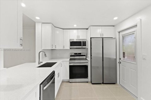Condominio en venta en Hallandale Beach, Florida, 2 dormitorios, 101.45 m2 № 1930870 - foto 4