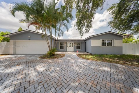 House in Hollywood, Florida 4 bedrooms, 233.56 sq.m. № 1880158 - photo 1